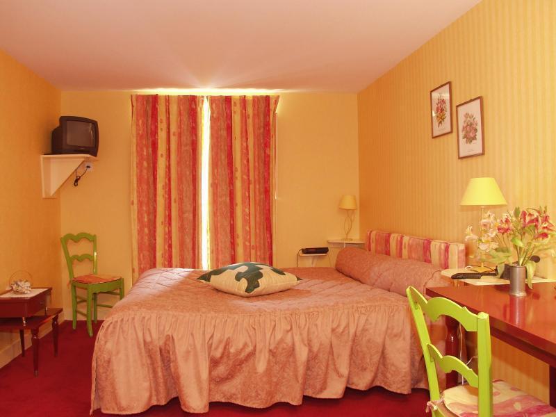 Logis Hotel O En Couleur Oucques-la-Nouvelle Екстериор снимка