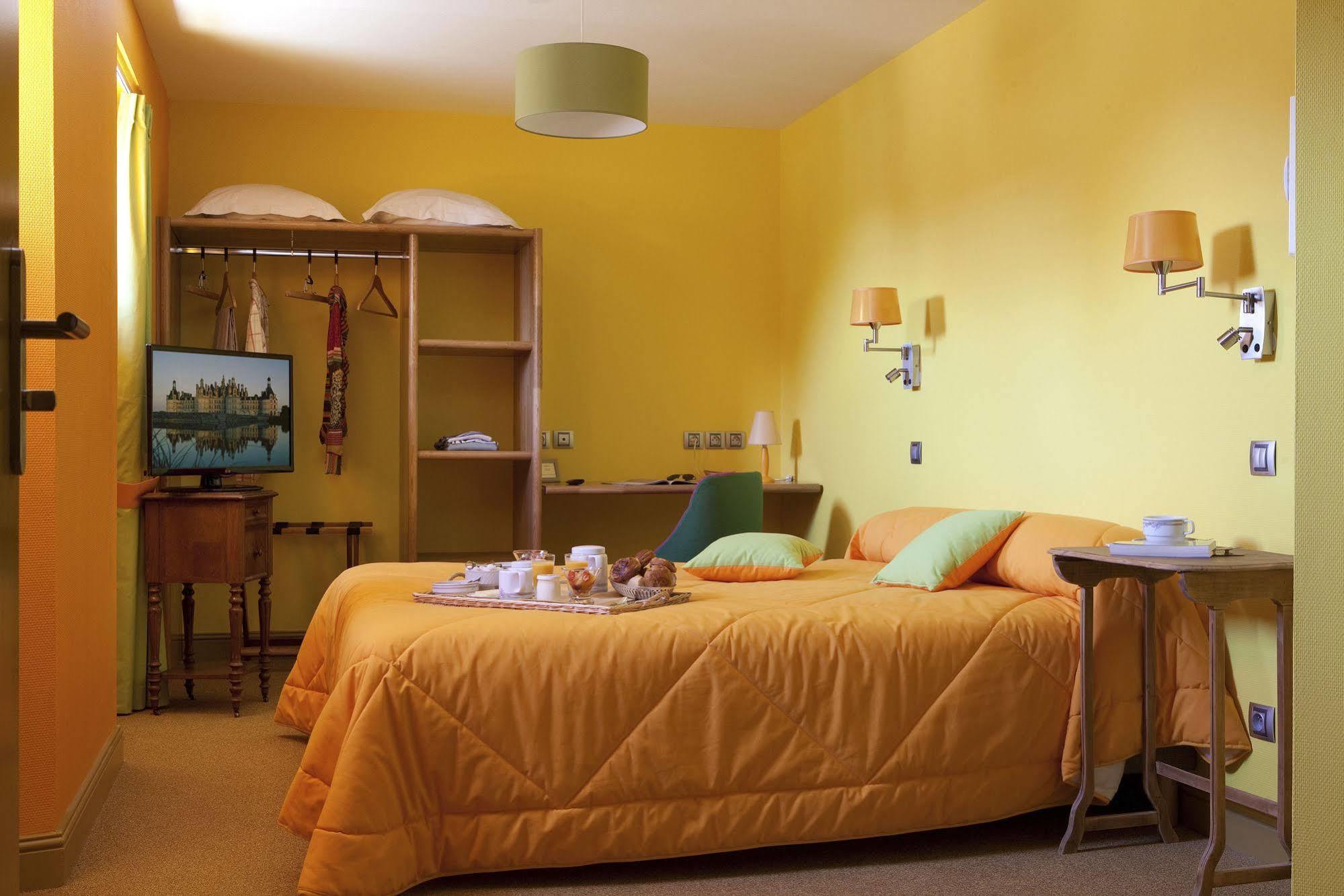 Logis Hotel O En Couleur Oucques-la-Nouvelle Екстериор снимка
